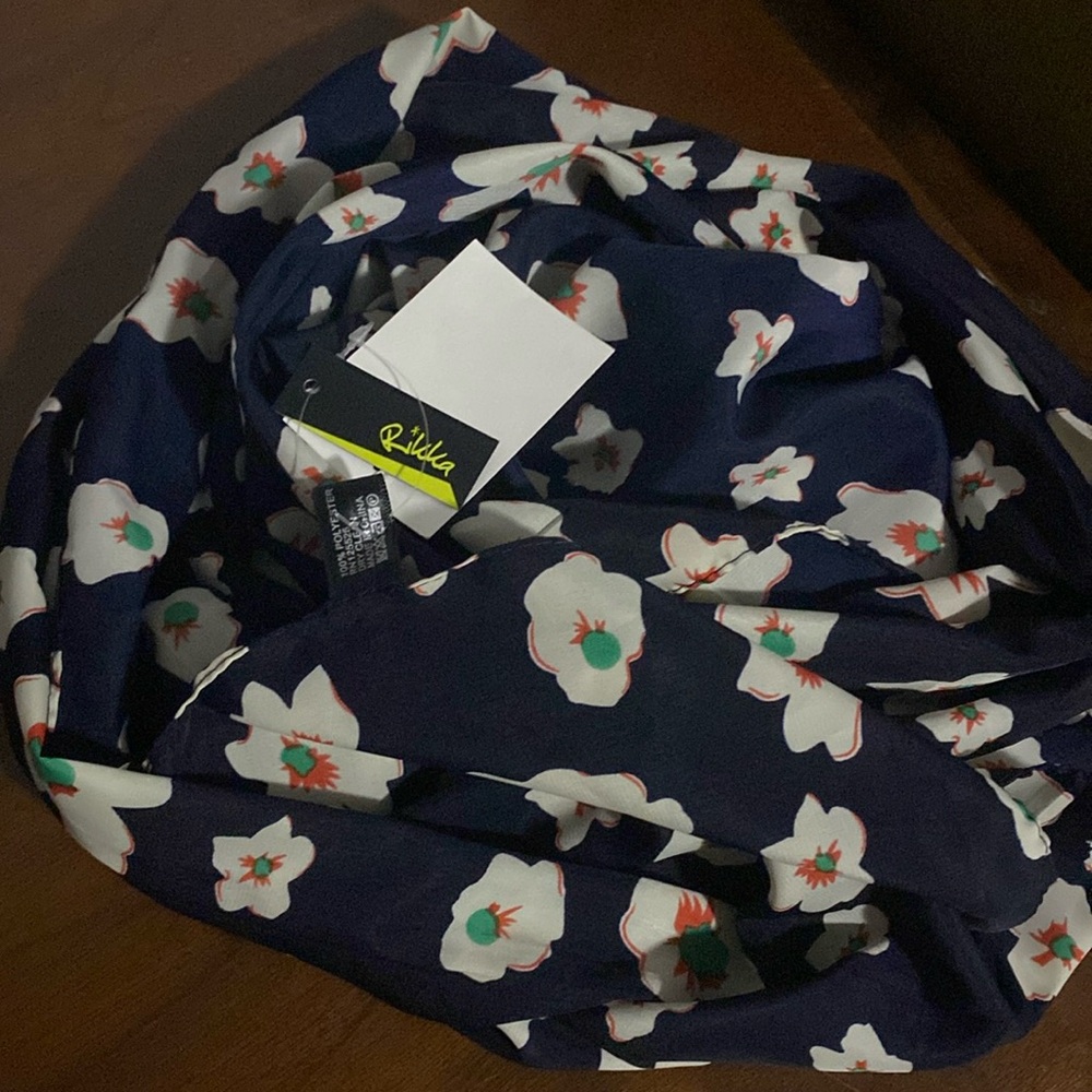 Approx 1.7 m blue white flowers scarf100% acrylic’s 12 inch in width across